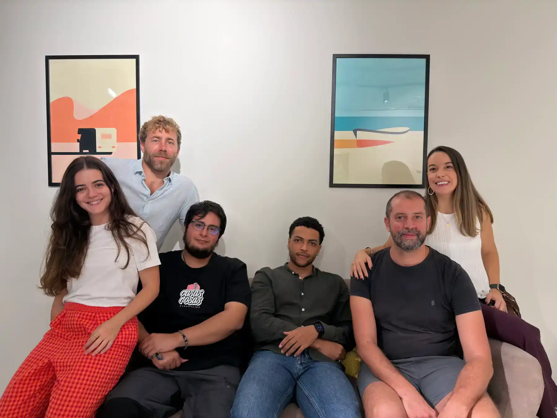 El equipo de Kresco al completo, posando en el sofá de la oficina