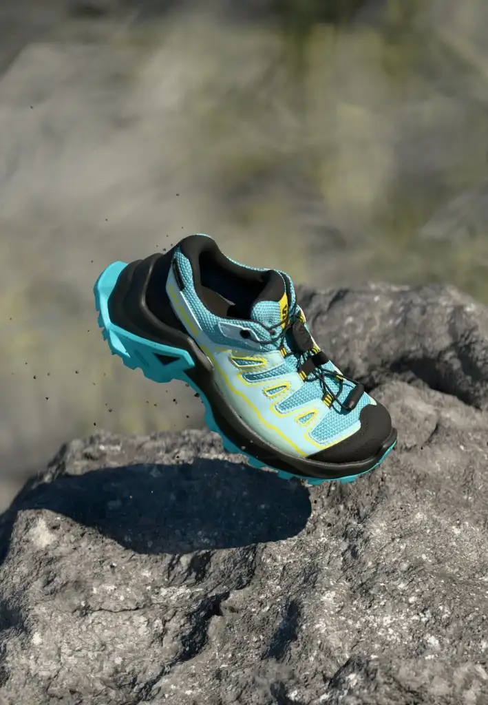 Zapatilla de trail running Salomon sobre una roca